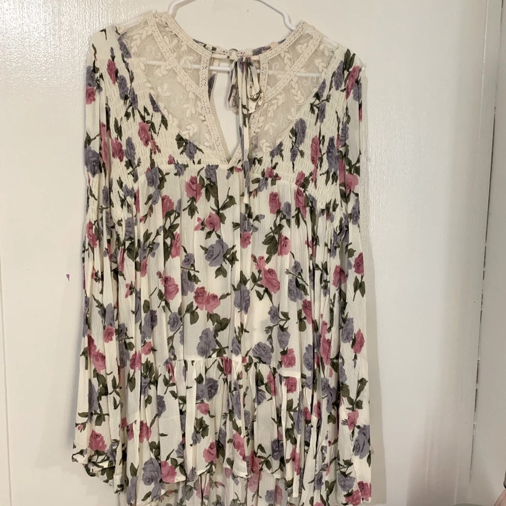 •NEW floral top•